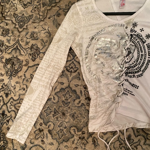 Thrifted cute y2k shirt. It’s in really good condition - Picture 4 of 5